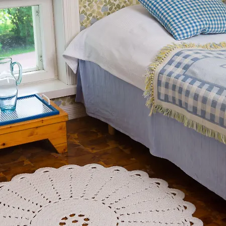 Koivulan Kartano Bed & Breakfast Lojo